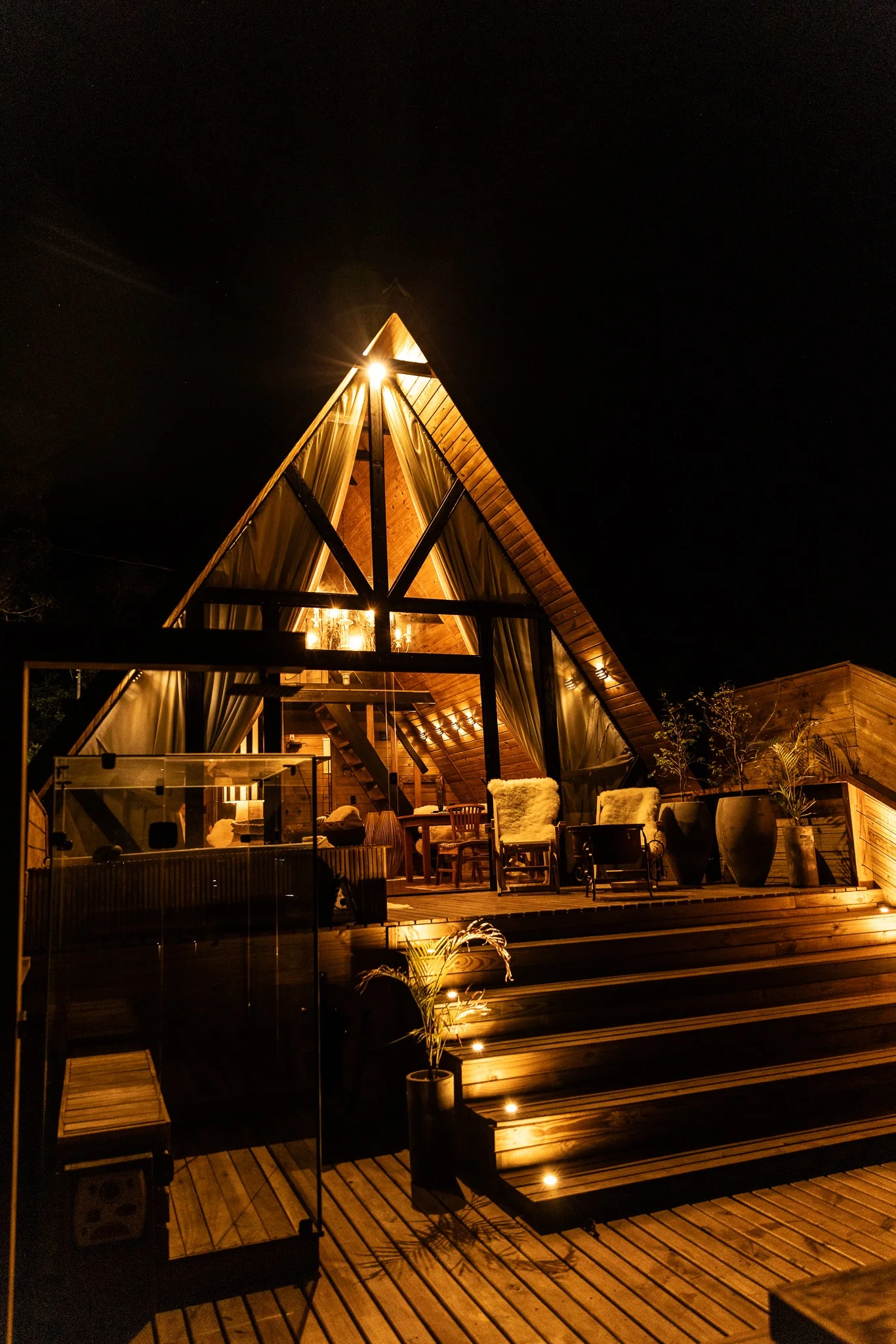 Cabana Alpina iluminada à noite