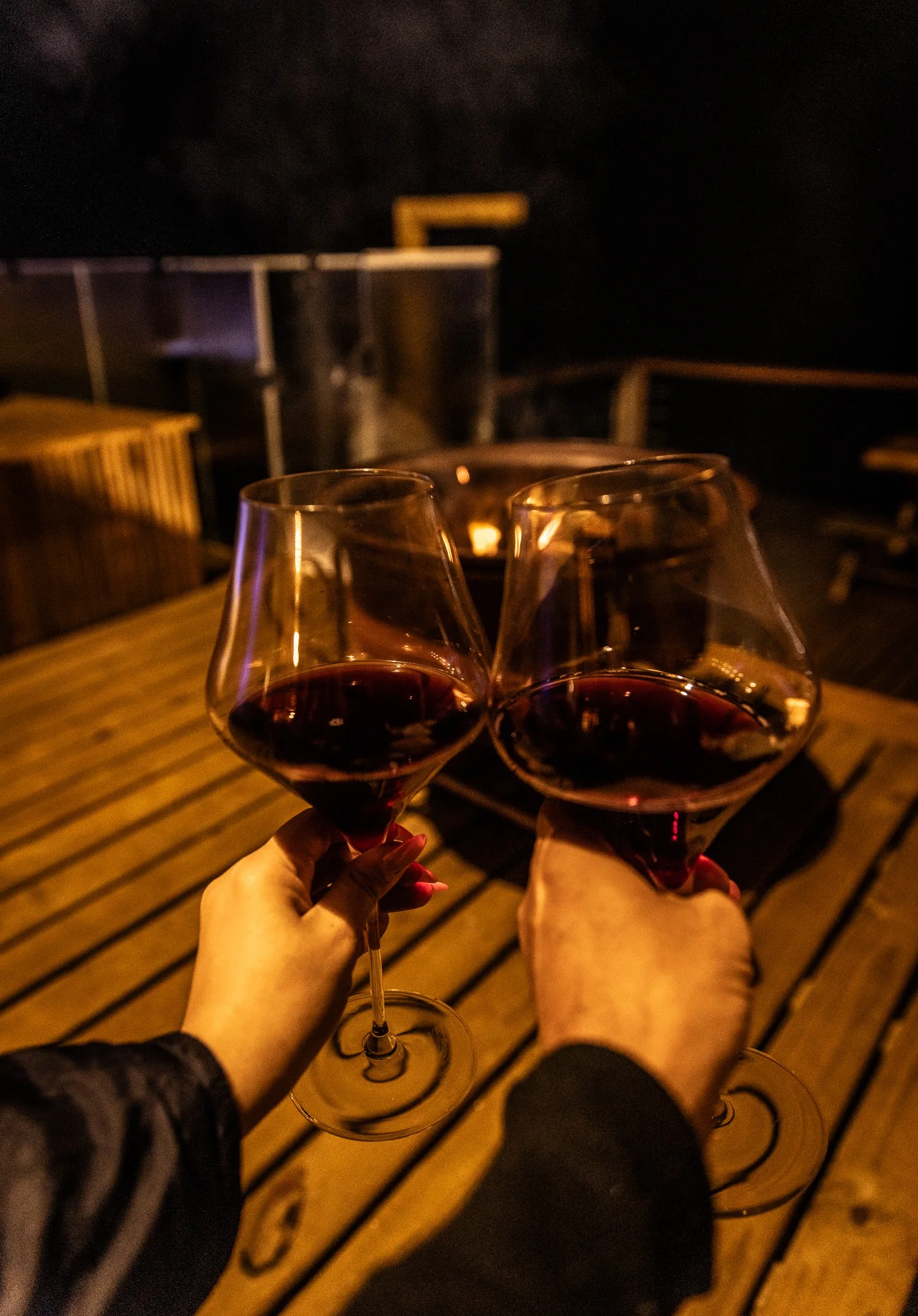 Taças de vinho no deck